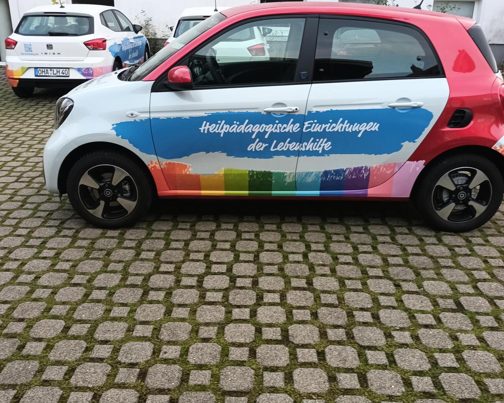 Beschriftetes Fahrzeug einer sozialen Einrichtung