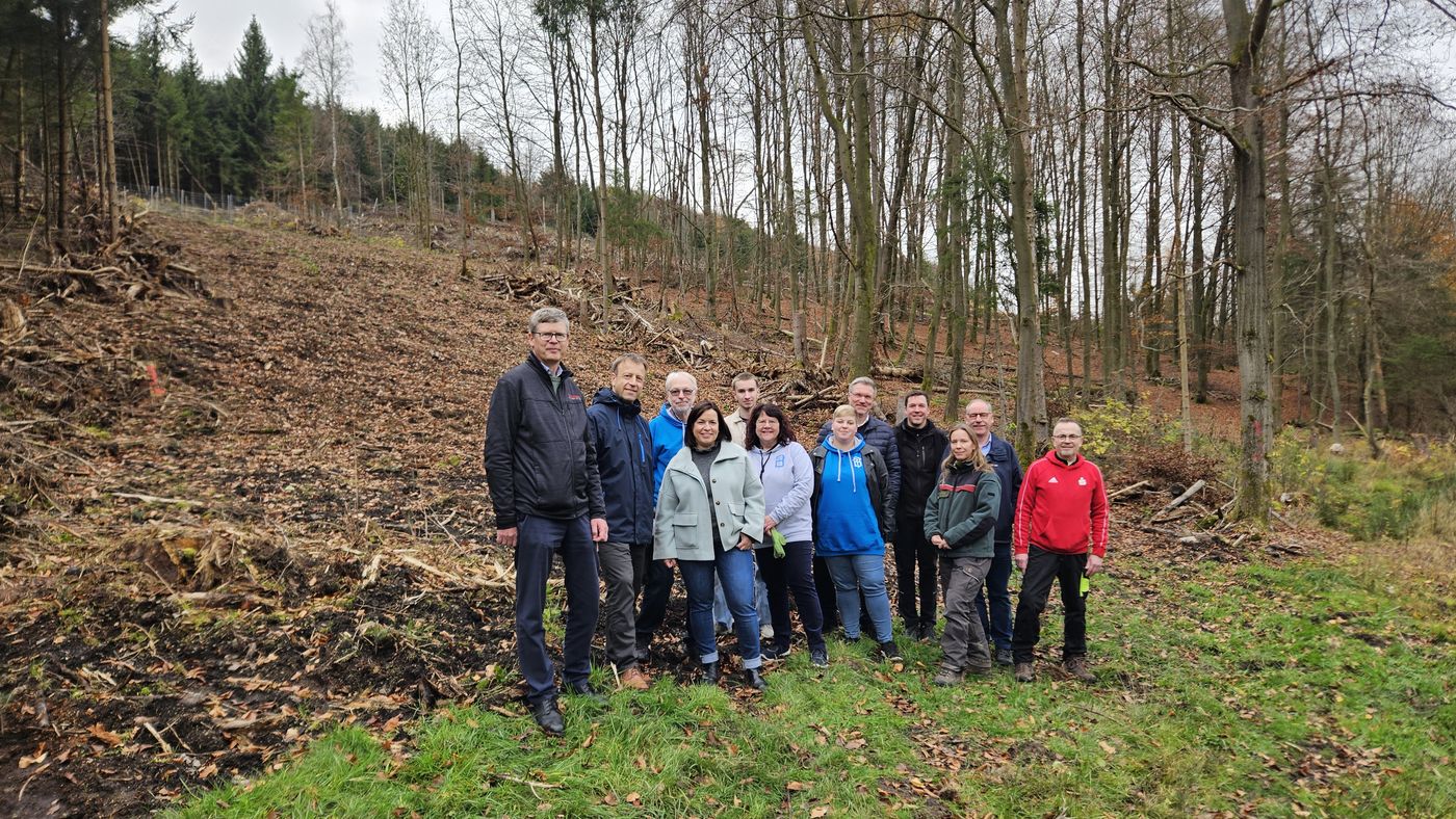 Sponsoren, Bürgermeister, Stadtforst und Organisatoren der Mission Stadtwaldrettung 2025 auf der Pflanzfläche